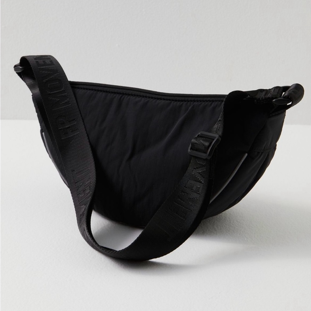 NWT FREE PEOPLE MOVEMENT Bulls Eye Sling Bag | Black MSRP $40 - Picture 3 of 10